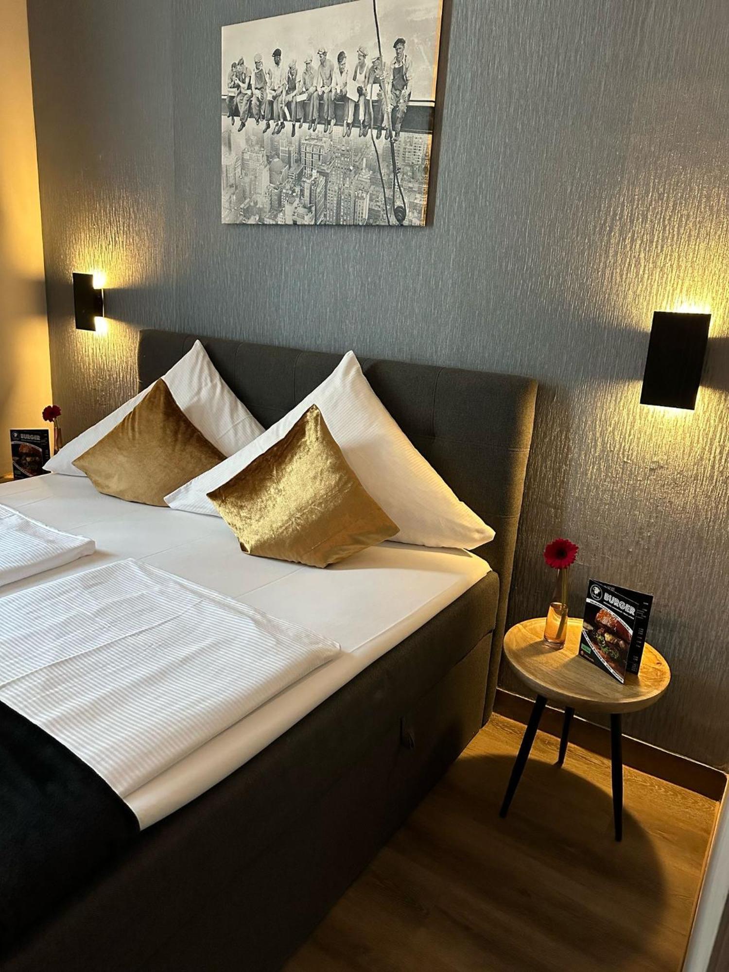 Hotel Restaurant Zum Loewen ดุยส์บูร์ก ภายนอก รูปภาพ