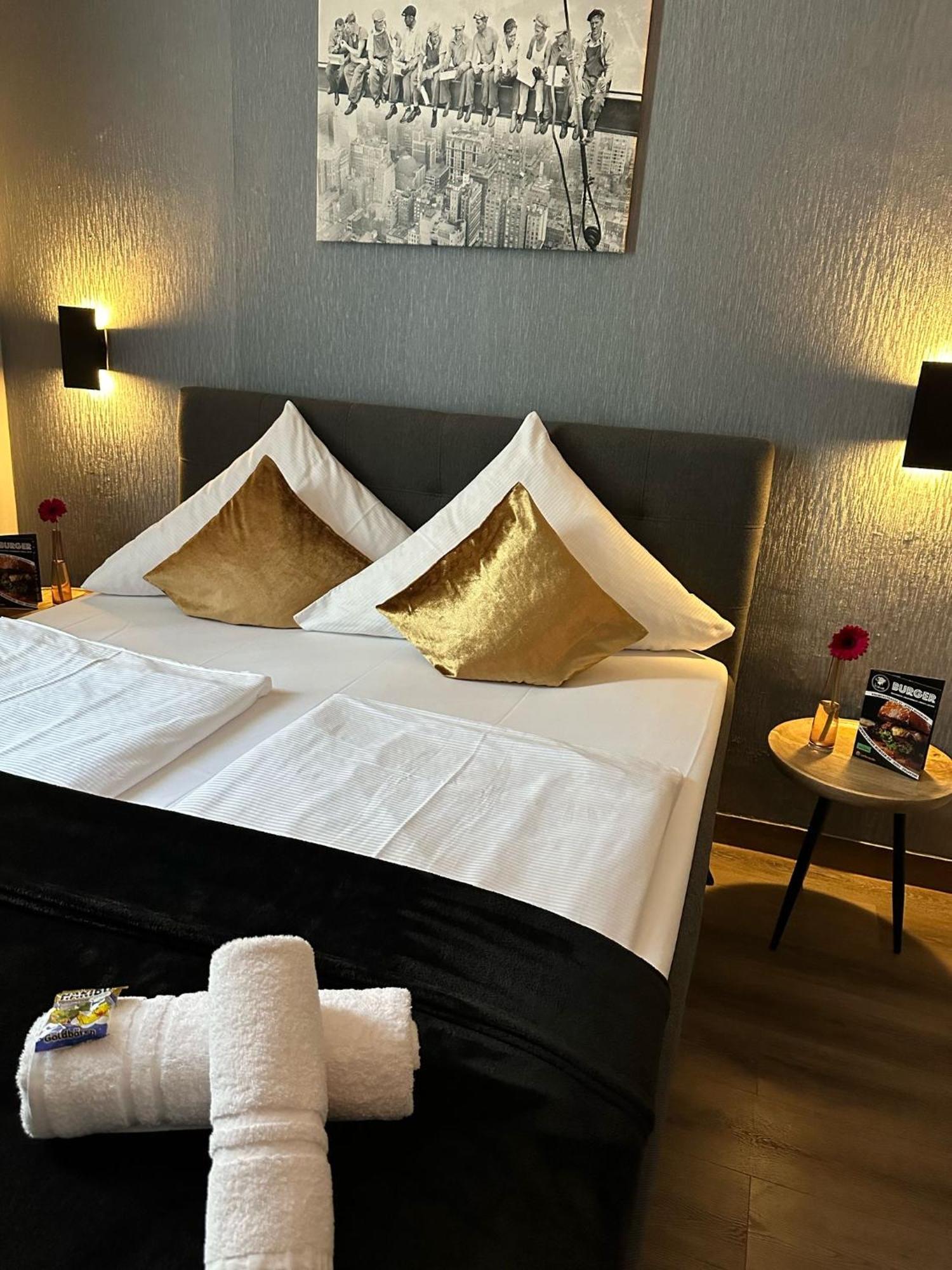 Hotel Restaurant Zum Loewen ดุยส์บูร์ก ภายนอก รูปภาพ