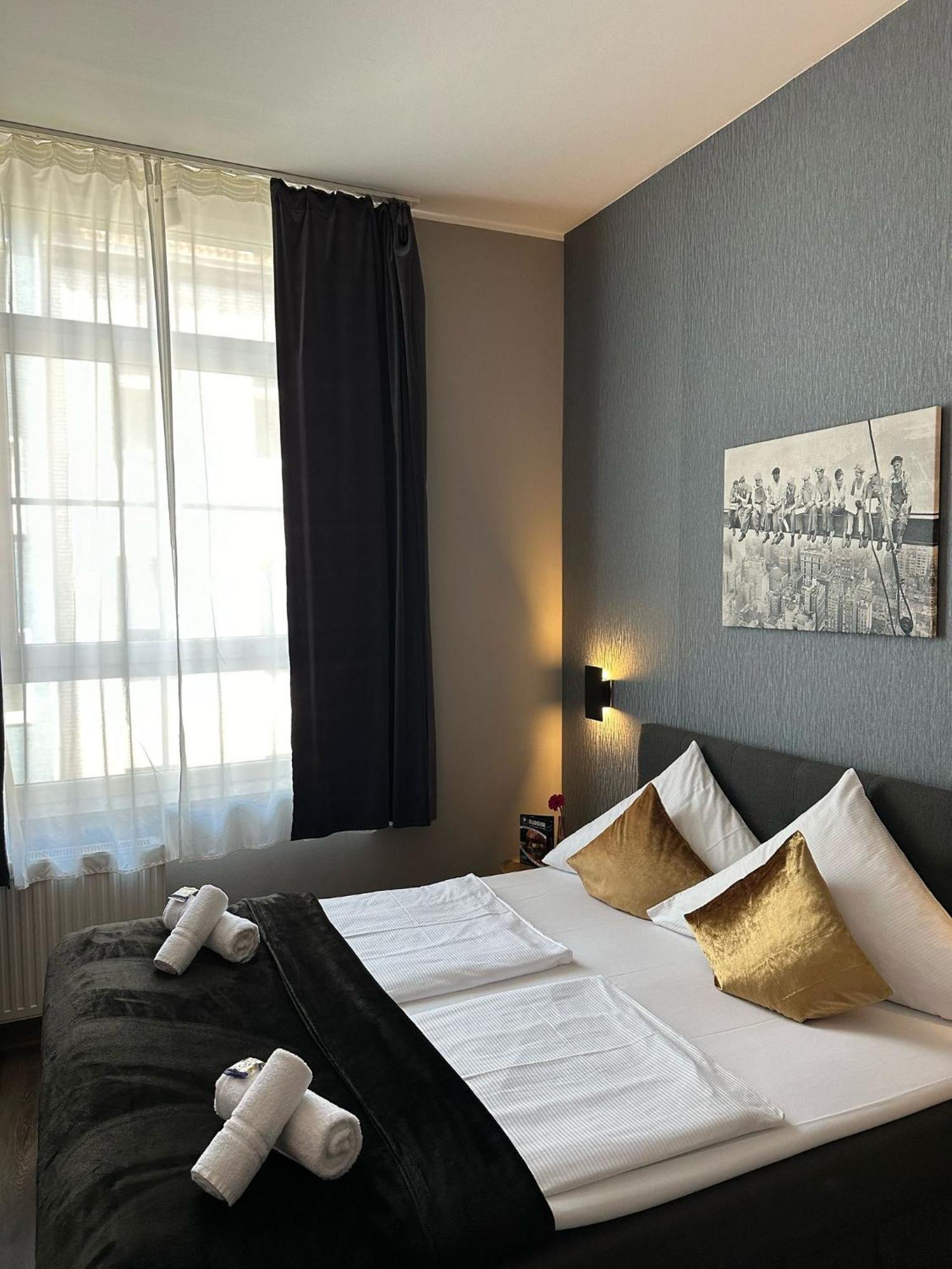 Hotel Restaurant Zum Loewen ดุยส์บูร์ก ภายนอก รูปภาพ