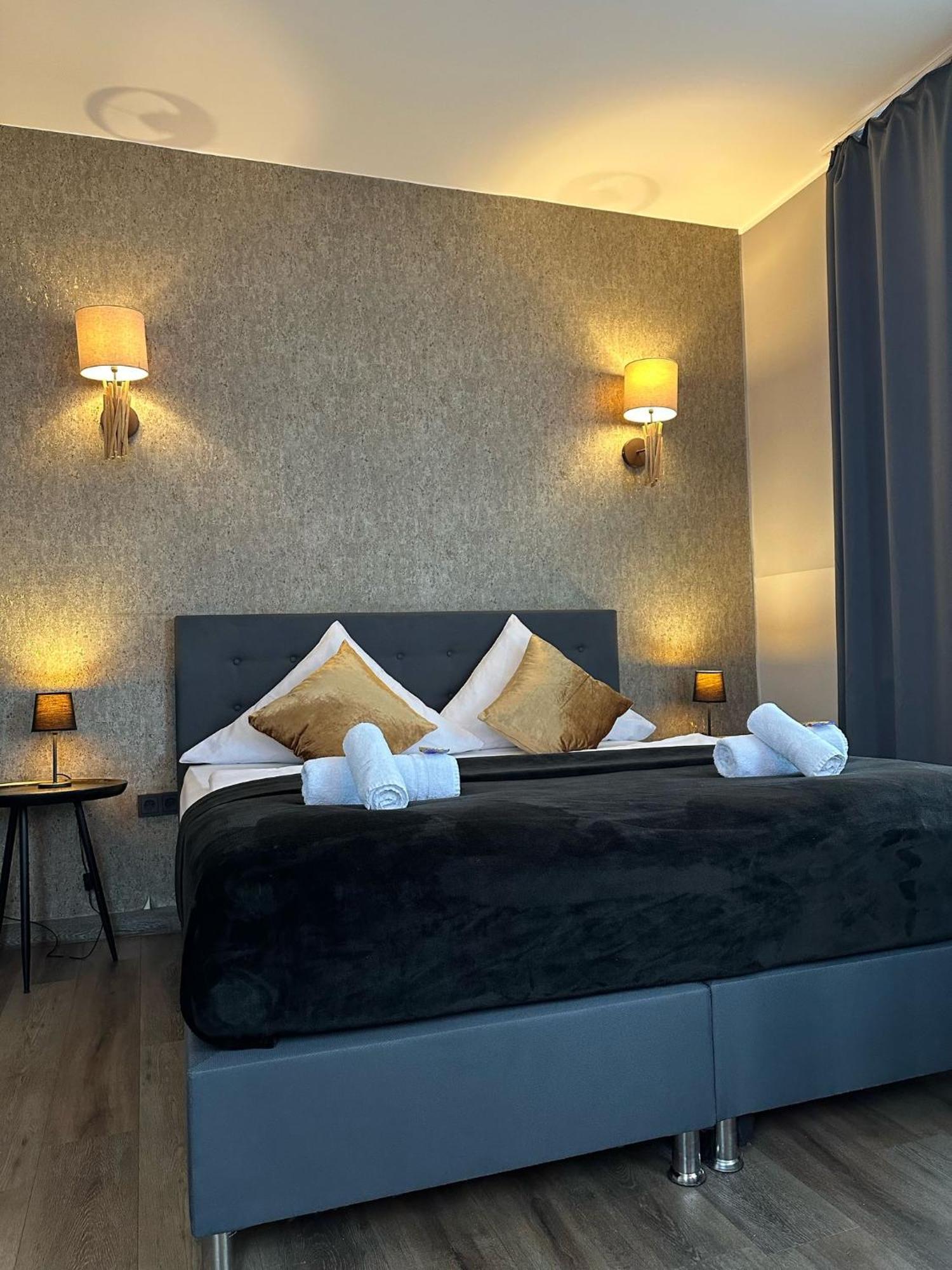 Hotel Restaurant Zum Loewen ดุยส์บูร์ก ภายนอก รูปภาพ